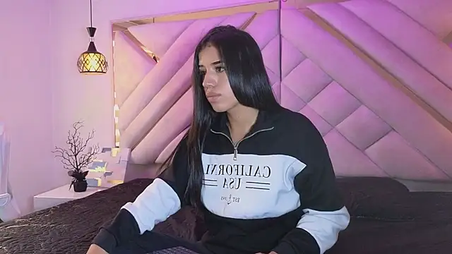 zoevg online show from April 24, 1:14 pm