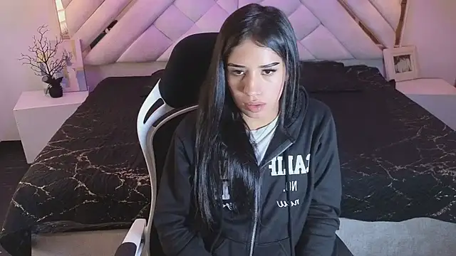 zoevg online show from April 28, 12:42 pm