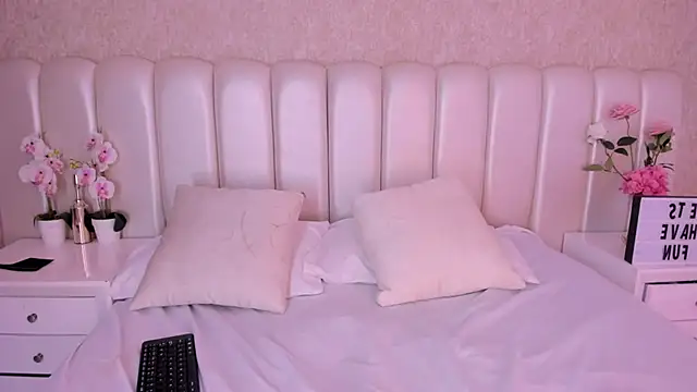 Julianiita  online show from March 1, 3:34 pm