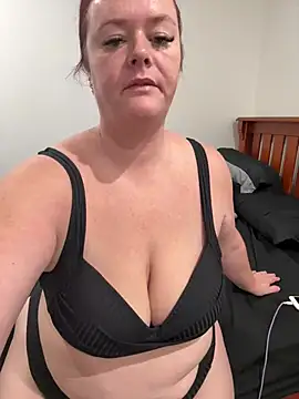 carinabro10 online show from April 19, 12:32 am