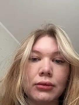 cutiejulie  online show from February 6, 11:57 am