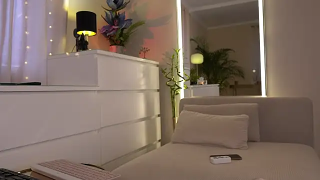 Tinydoll XO online show from April 21, 2:35 pm