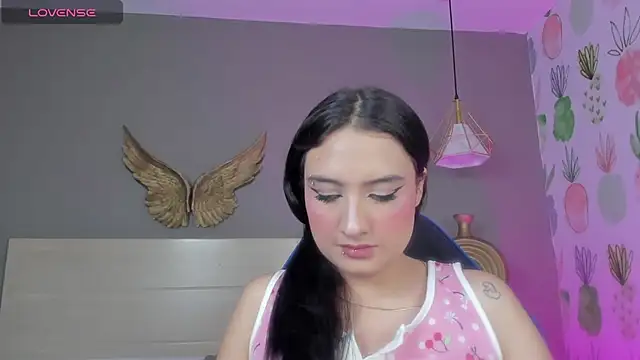 emma hiltonn  online show from April 21, 7:21 pm