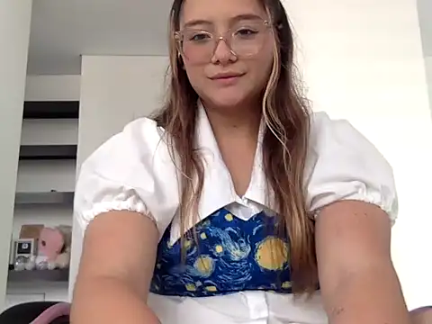 LOLA R  online show from February 3, 7:40 pm