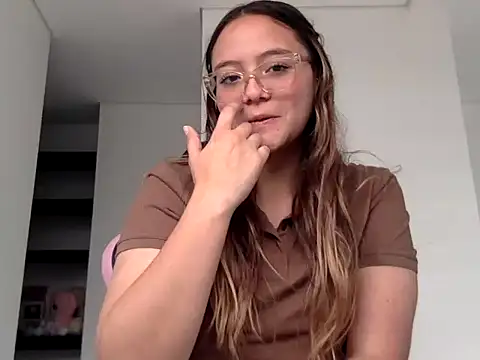 LOLA R  online show from February 2, 6:29 pm