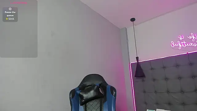 scarletcherry18 online show from April 17, 3:41 am