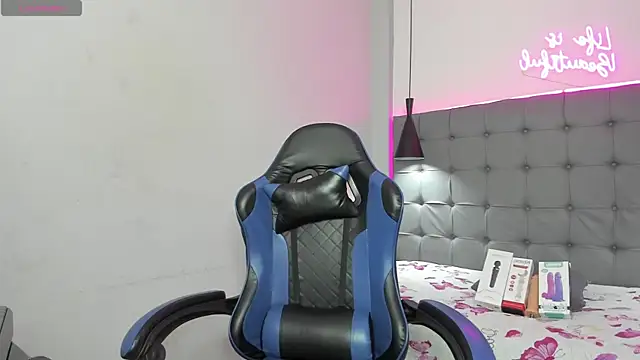 scarletcherry18 online show from April 9, 3:42 am