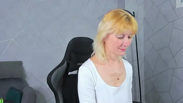 Julie Lucas online show from April 23, 3:03 am