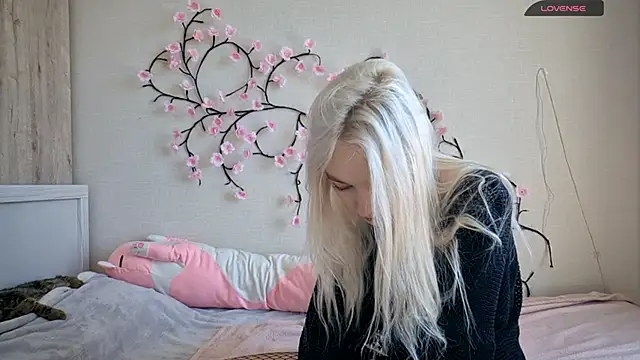 MisaMew online show from April 28, 9:57 am