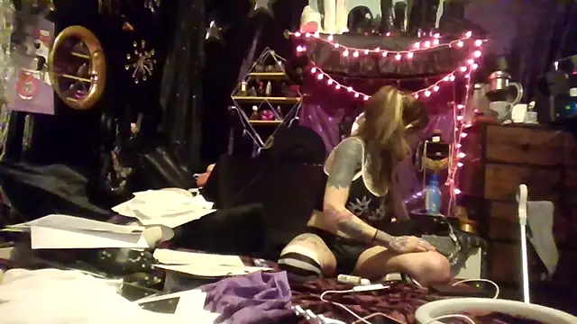 allymoon1369 online show from April 24, 6:27 am