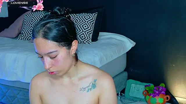 Noaah25  online show from April 25, 3:20 am