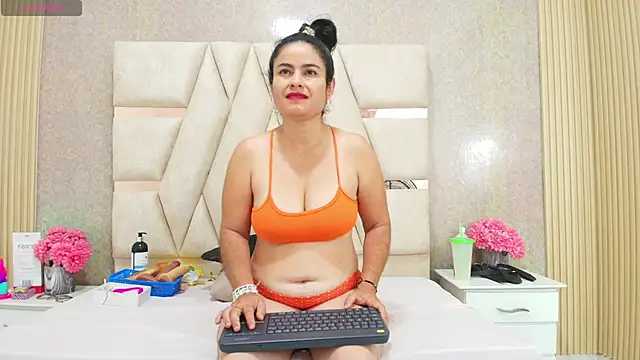 CrystallGomes online show from April 25, 4:26 pm