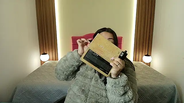 IvonneRoss  online show from April 21, 11:50 am