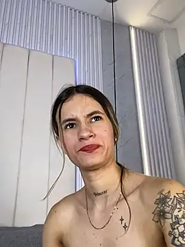 JuliaColemann online show from April 19, 6:10 pm