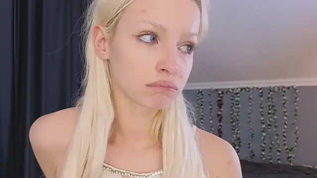 Naomi Demio online show from April 25, 1:41 pm