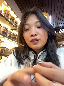 Lyn-be99 online show from April 23, 2:41 pm