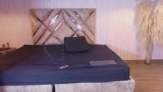 Red Scarlet16 online show from April 24, 6:22 pm