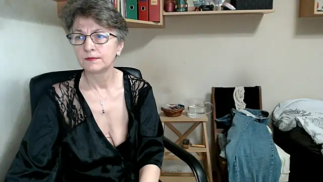 katemodel online show from November 18, 8:15 am