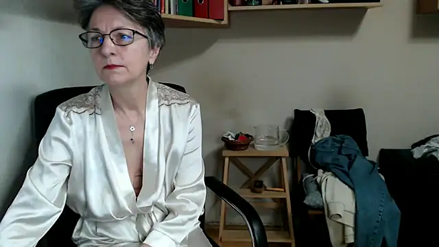 katemodel online show from November 22, 9:45 am