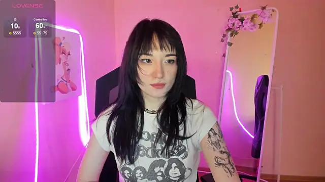 AliceeinWonderlanddd online show from June 11, 2:11 am