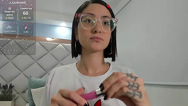 crystalstonee online show from April 27, 9:34 pm