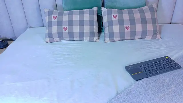 AnnieRouse   online show from April 19, 11:43 am