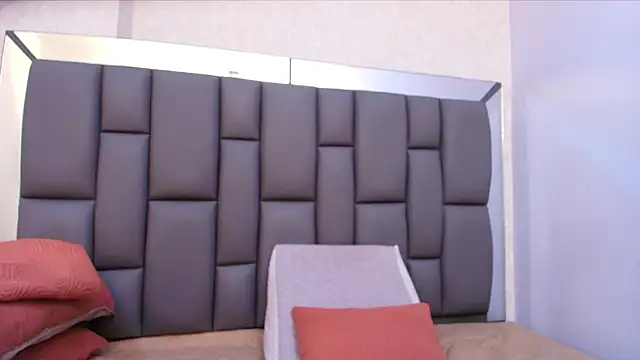 melany roberts  online show from April 25, 3:31 am