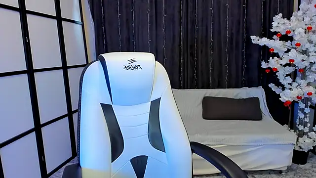 Madison dolly online show from April 24, 12:30 pm