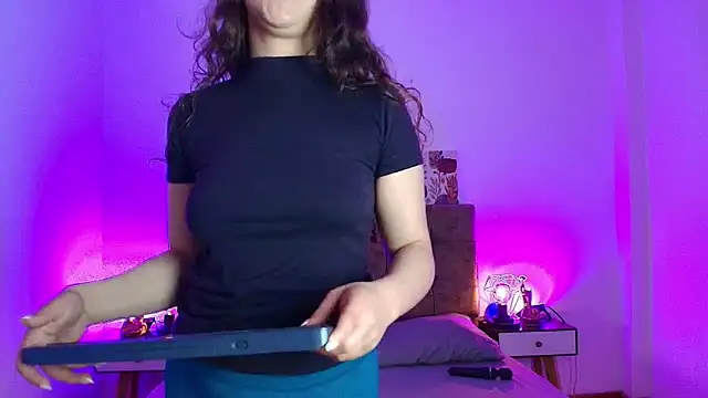 Annie bonnie  online show from April 24, 12:30 pm