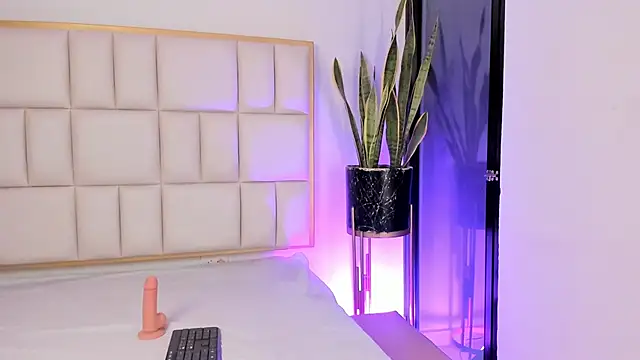 liorah wolf online show from February 9, 8:00 pm