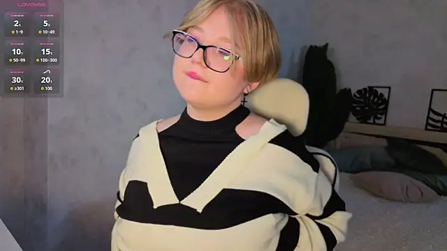 Lauraaa Smith online show from March 7, 9:05 am