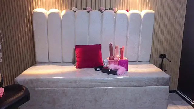 Lynn turner online show from April 20, 12:30 pm