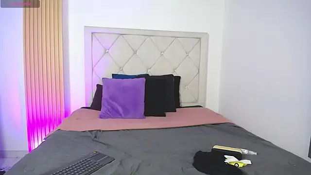 Luna Millers online show from April 22, 4:09 am