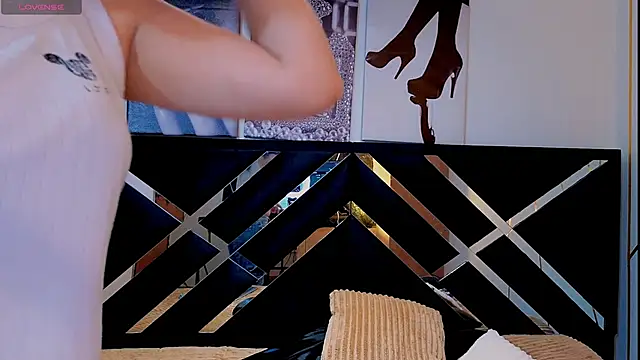 Zoe-yanin online show from April 15, 7:03 pm