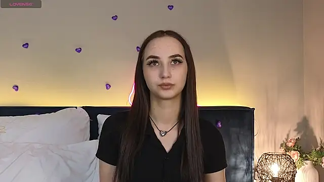 KiraLoo online show from February 18, 3:55 pm