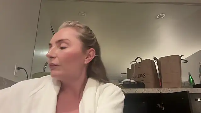 katemoreau98 online show from April 26, 4:43 am