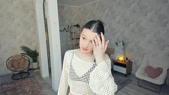 LianneBynon online show from April 25, 9:01 am