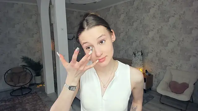 LianneBynon online show from April 25, 2:14 pm