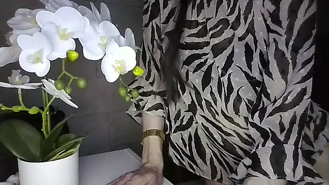 JuliaLovely online show from April 18, 7:07 pm