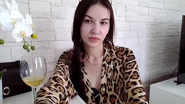 JuliaLovely online show from March 21, 2:33 pm