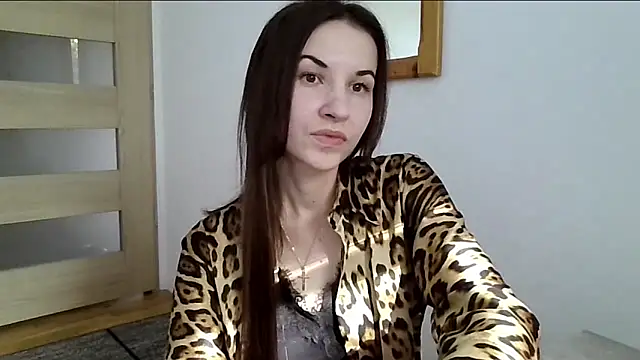 JuliaLovely online show from April 25, 2:25 pm