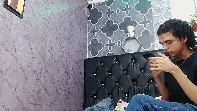 sexyboys cutexx18 online show from April 10, 8:48 pm