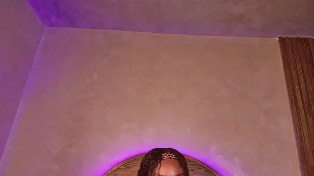 mollyjackson  online show from April 25, 9:56 pm