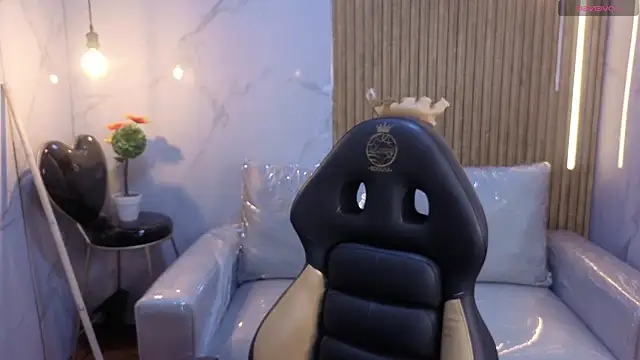 Perla lovely  online show from April 20, 12:30 pm