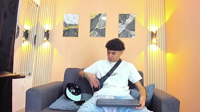 DesiresOfOlympus  online show from April 25, 7:44 pm