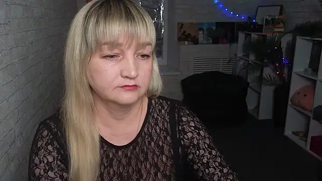 Lily Luxee online show from February 2, 7:18 am