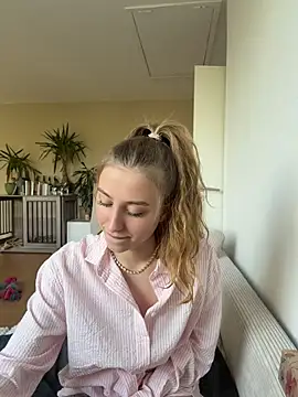 romyxxs online show from April 23, 4:42 pm