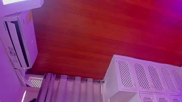  Kailythompson online show from April 18, 7:18 pm