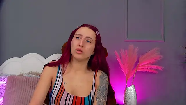 CrystalRedd online show from April 27, 5:04 am