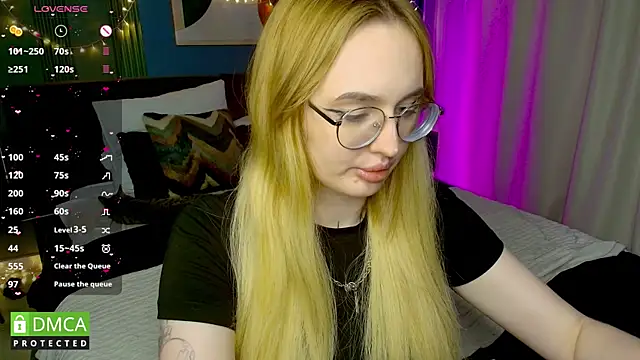 AdeLuna online show from May 25, 9:14 pm